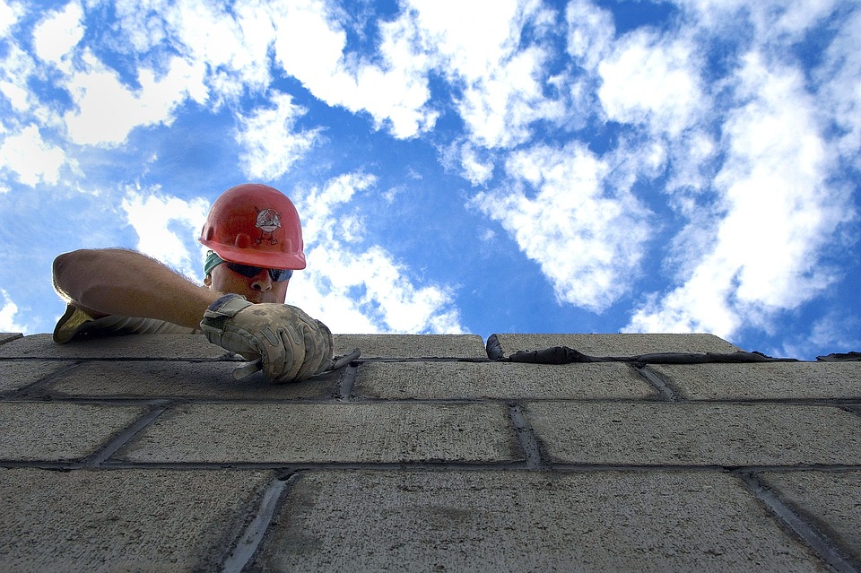 Przydomowe prace murarskie – obowiązkowe akcesoria każdego budowlańca