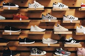 Zakup obuwia sportowego w sklepie stacjonarnym czy online? Sprawdź co preferują Bielszczanie!