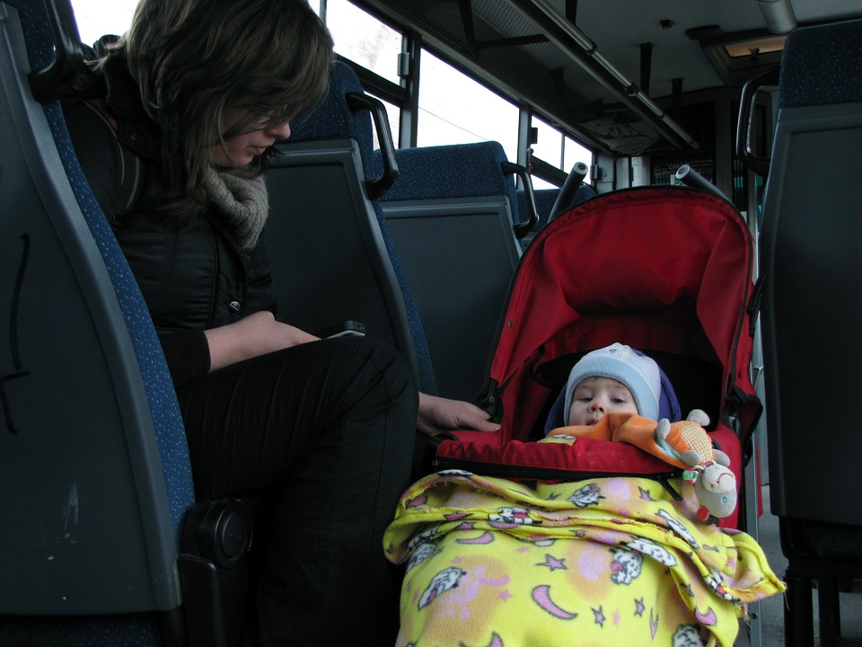 Jak bezpiecznie poruszać się po Bielsku mając dziecko w wózku?
