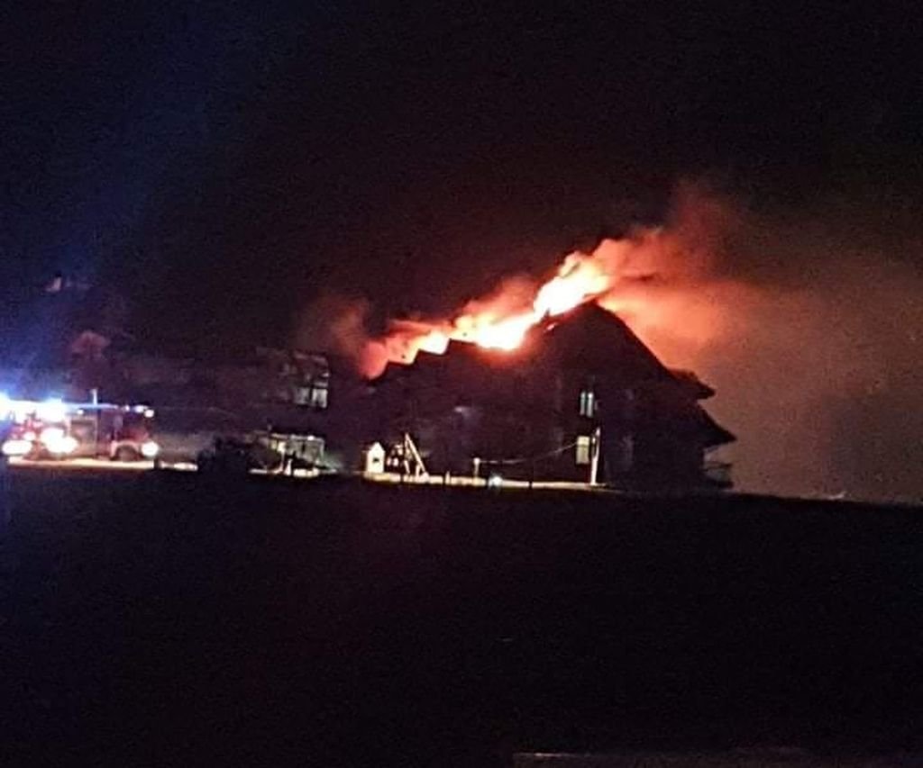18 zastępów strażaków gasiło hotel w Istebnej