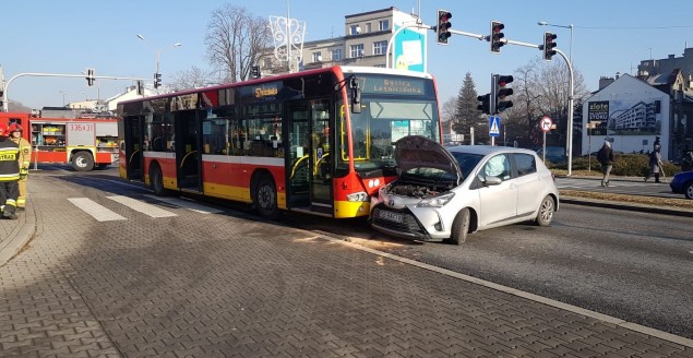 Wypadek samochodu osobowego i autobusu MZK