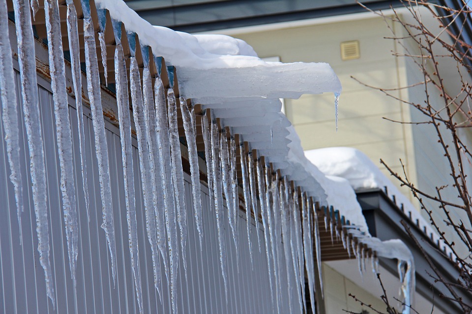 Zimowy problem z dachem – nie czekaj na wiosnę!