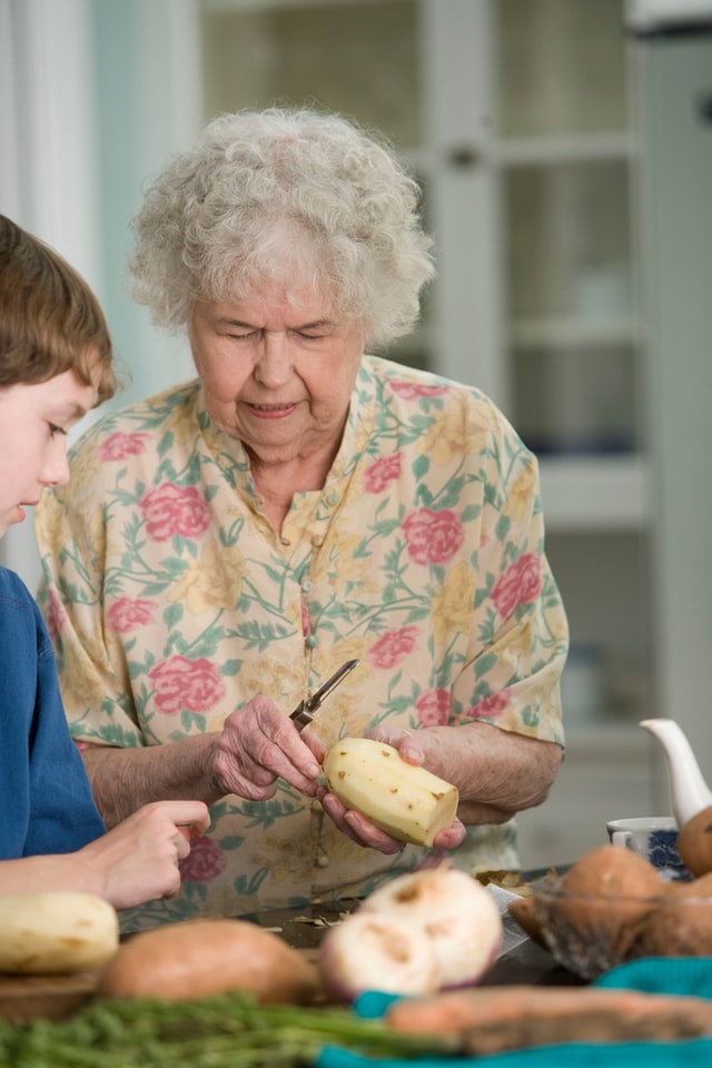 Opiekun osoby starszej – po czym poznać dobrą ofertę pracy?