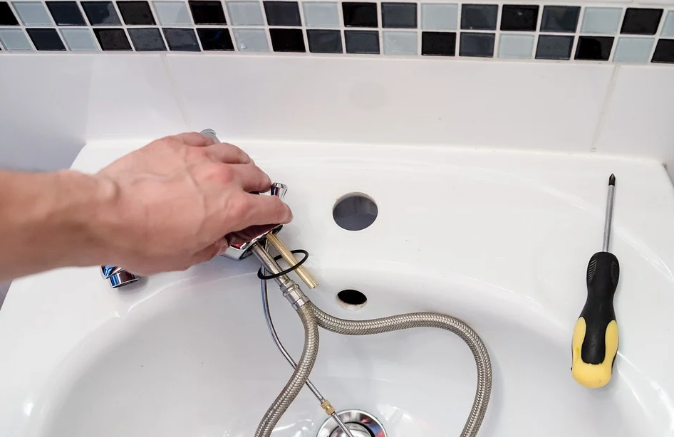 Domowe systemy filtracji wody – powierz je hydraulikowi!