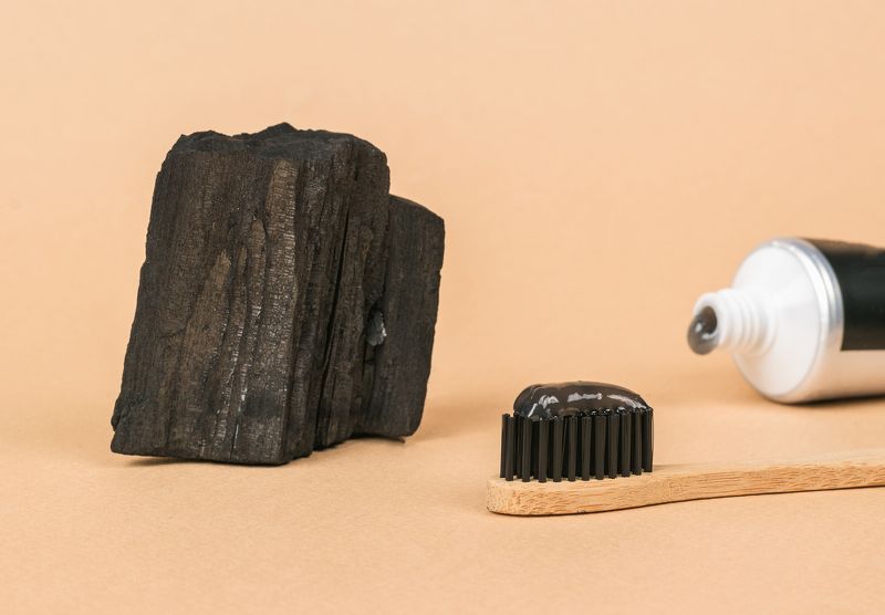 Jakie właściwości ma czarna pasta do zębów? Czy warto zdecydować się na jej zakup?
